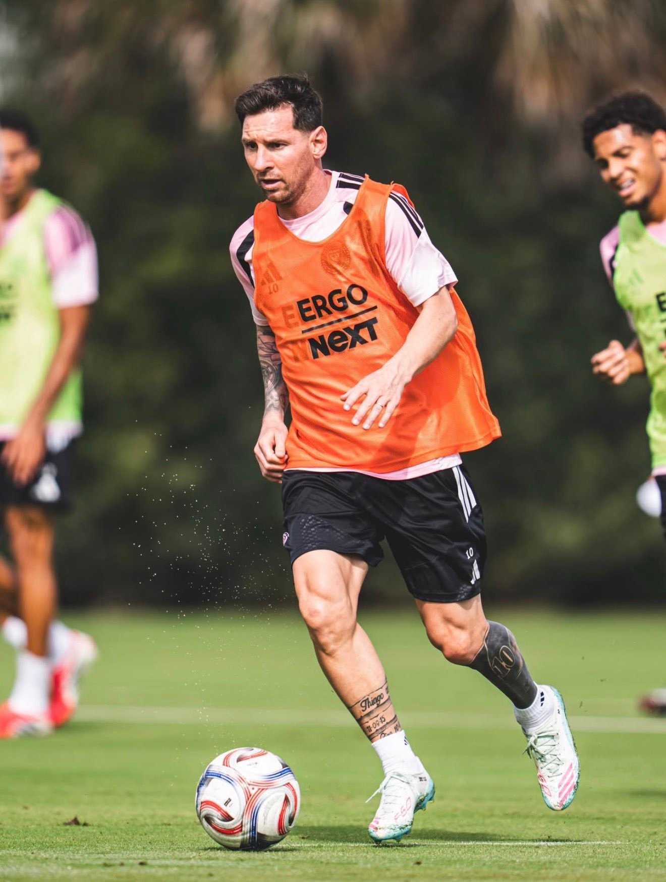 前往奥兰多之前，梅西正常随队训练，是否参加明天的比赛有待确认，伤病名单目前只有苏