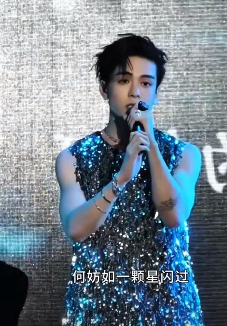 在这魅力无限的夜晚，我沉迷于曾舜晞的《Dehors》。那曲调中流露出的，不仅仅是