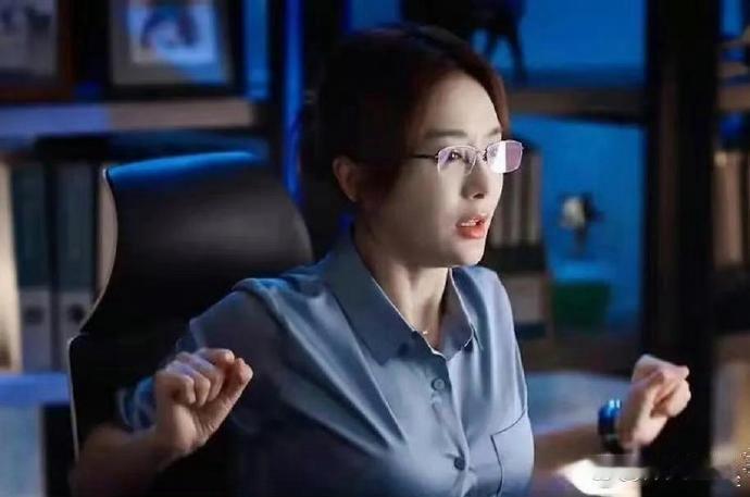 秦岚这一幕演的很真实啊，坐在椅子上很困的时候，大部分人都会做这样的动作吧 