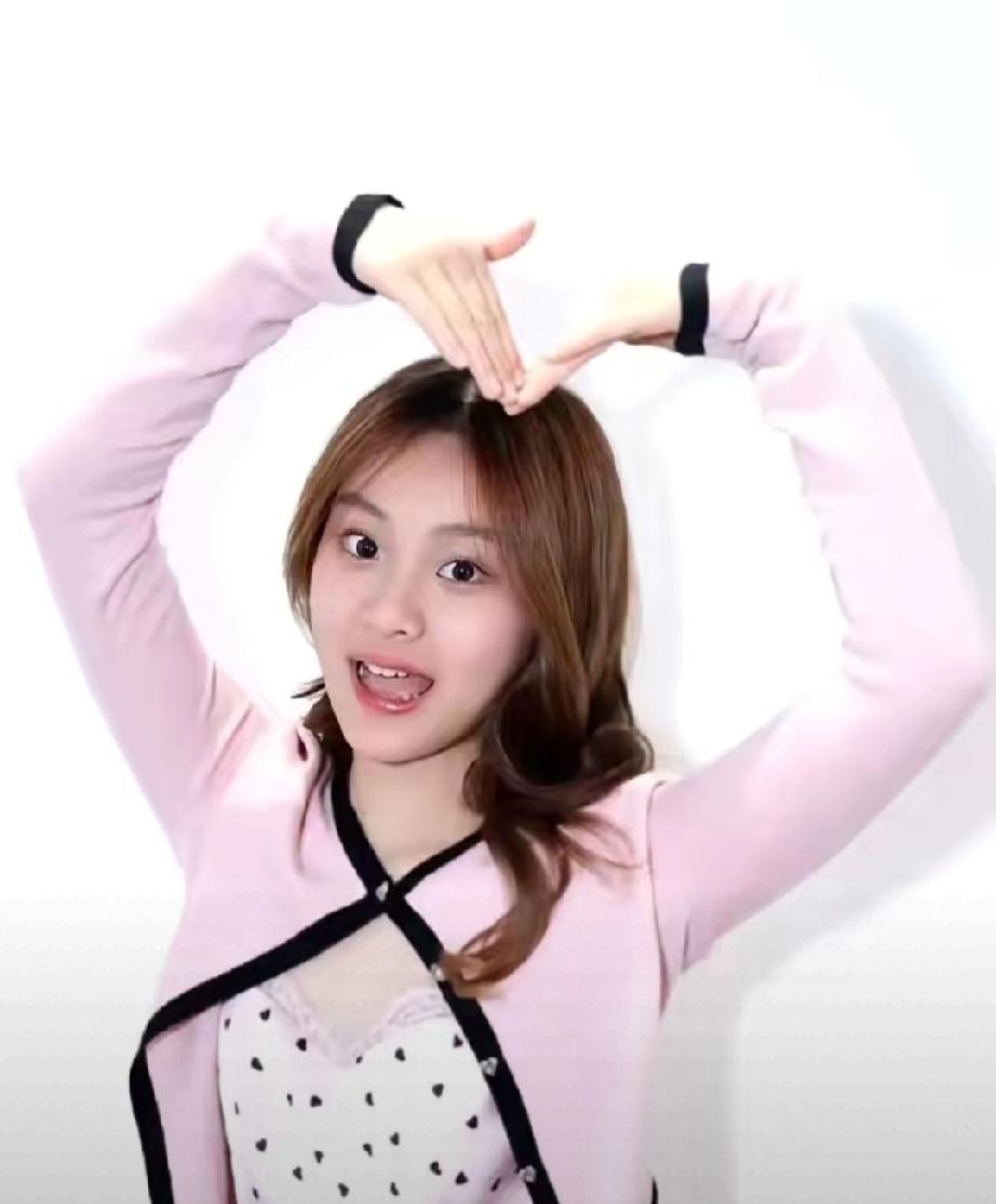 女大十八变！甜馨颜值逆袭，又白又高神似爸妈
 
    当年那个被调侃“又黑又矮