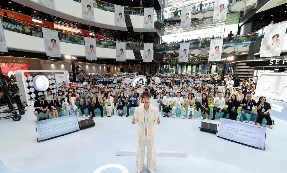 王曼昱北京出席代言品牌线下活动，球迷挤满商场，人气爆棚！打脸商业价值下降谣言！