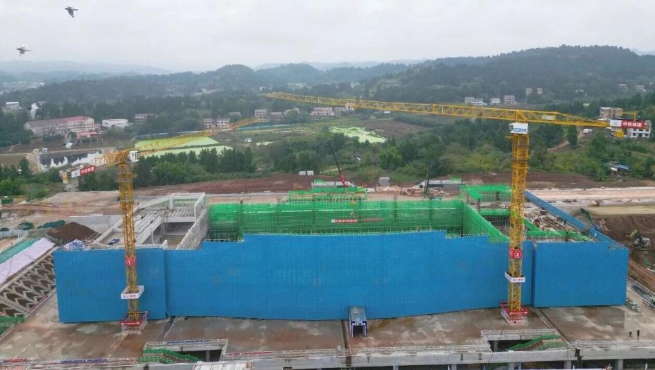 随着安岳站主体混凝土结构圆满封顶，成渝中线高铁建设喜获重要里程碑，作为全线首座达