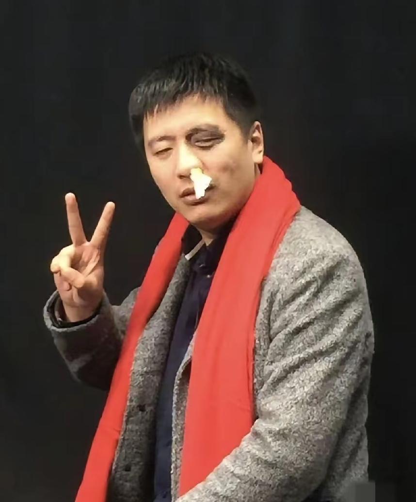 张雪峰老师曾经是：
父母的骄傲，
孩子的依靠，
家长的依赖，
家庭的支柱，
学生