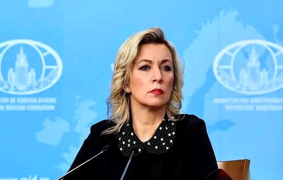 俄罗斯外交部发言人扎哈罗娃，话筒一递，当着全亚洲的面直接喊话：“我们，将和中国朋