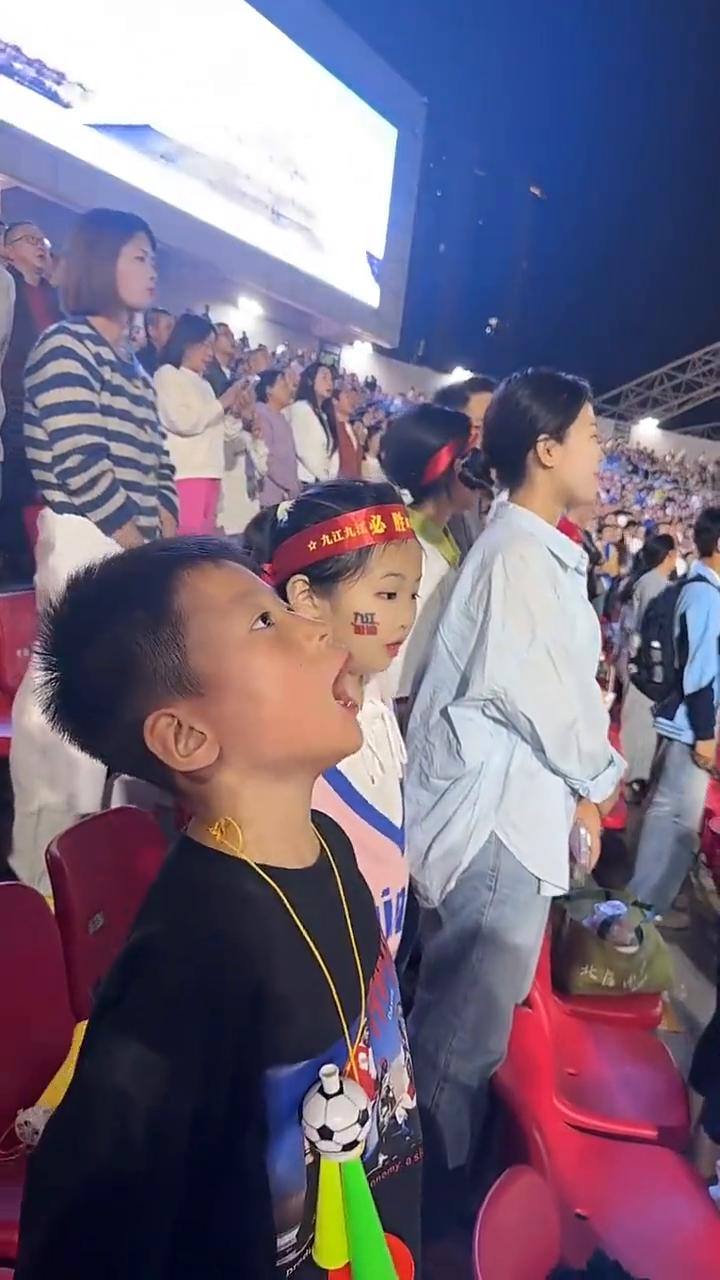 走了，再问小时候，一个炮火。