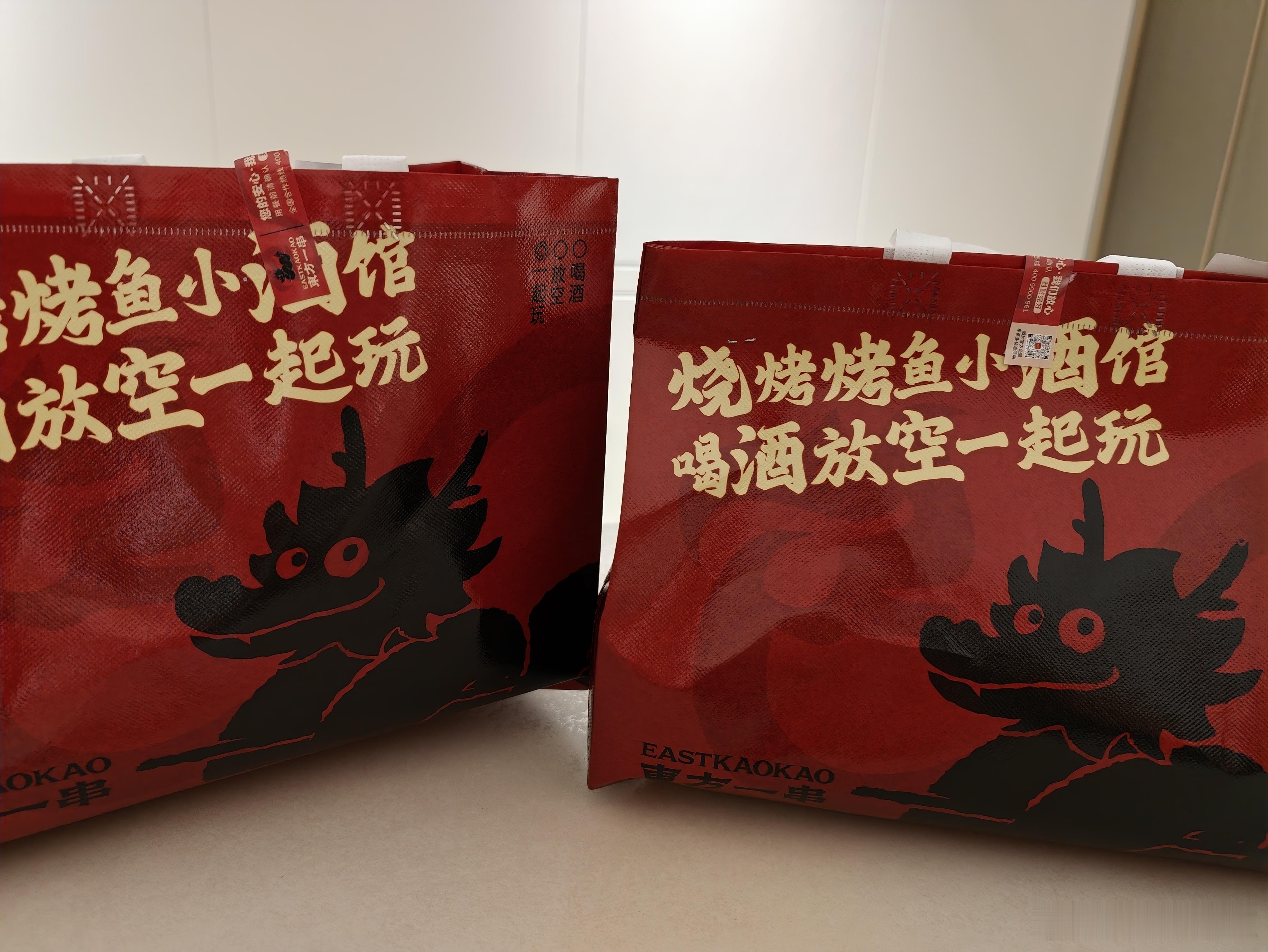 你们在疯狂吃瓜，我在疯狂吃串[捂嘴哭][捂嘴哭][捂嘴哭]这家的烤鹌鹑太好吃，反