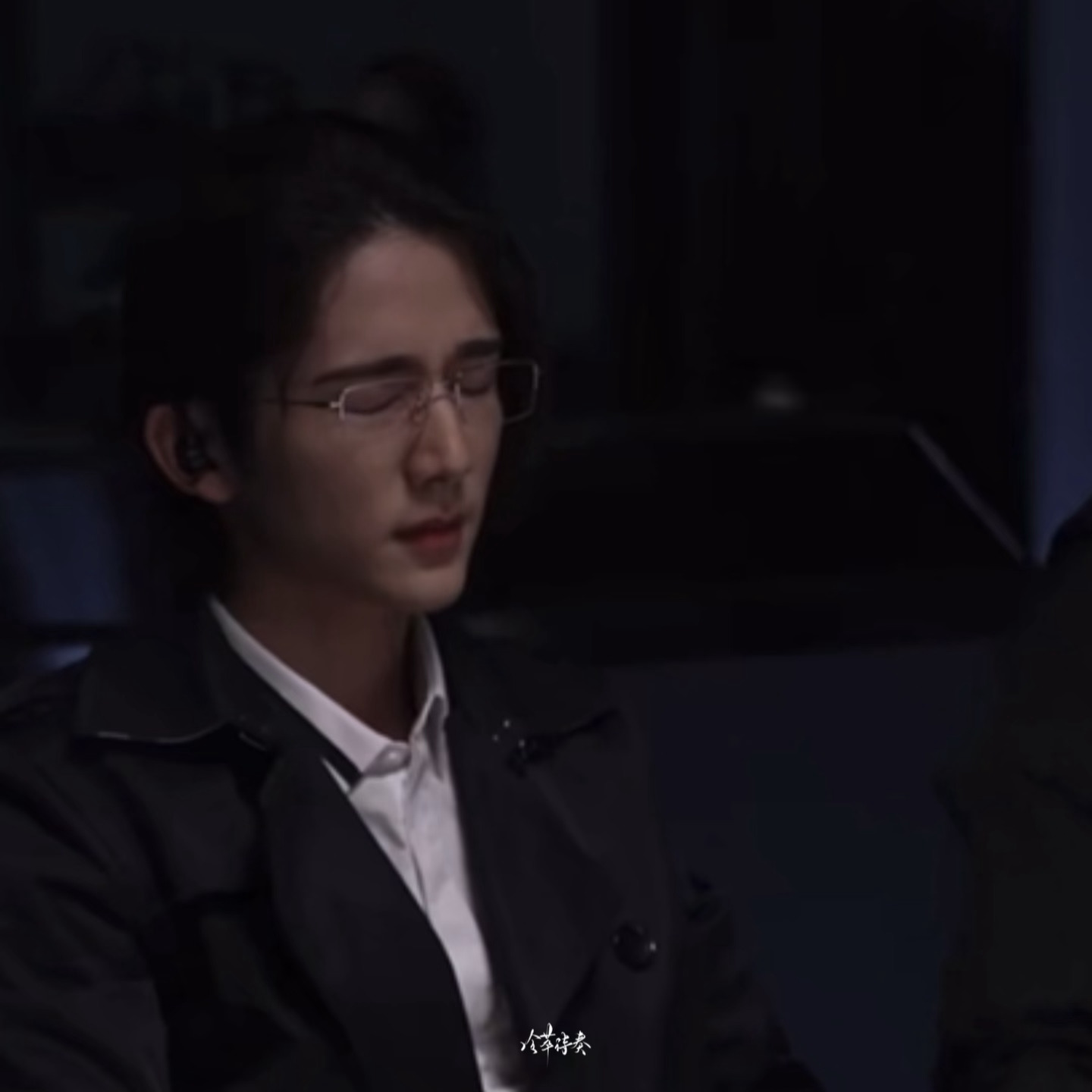 素素这个长达十一秒的哈欠看得我跟着打了一个。 