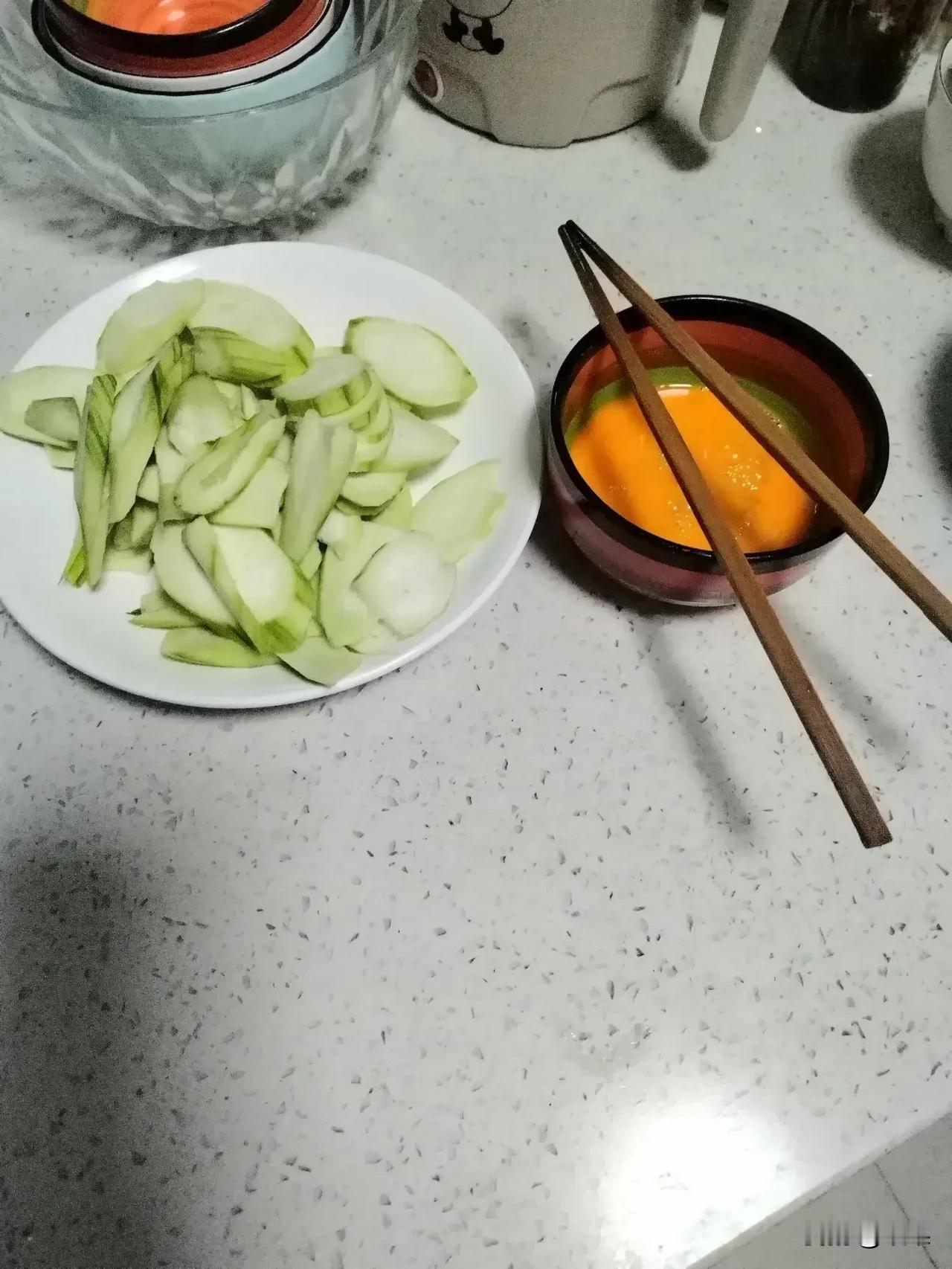 这样宠小孩不知道对不对？
我在厨房做晚饭，就准备炒菜了，俺闺女过来看我炒菜了，今