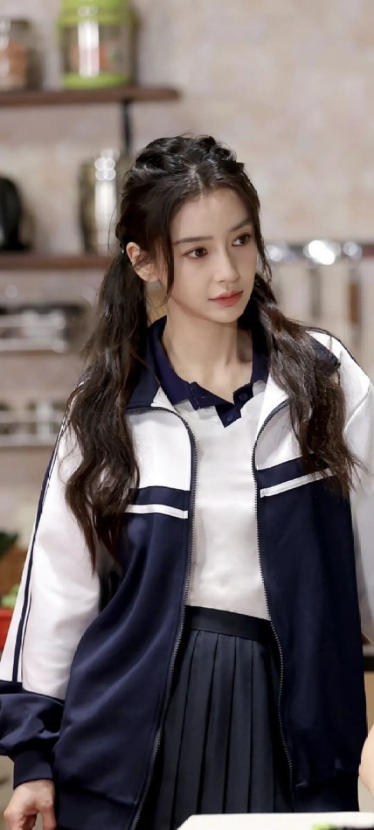 Angelababy 学姐你太美好了原来真的有人能把校园氛围感焊在身上，一身清爽