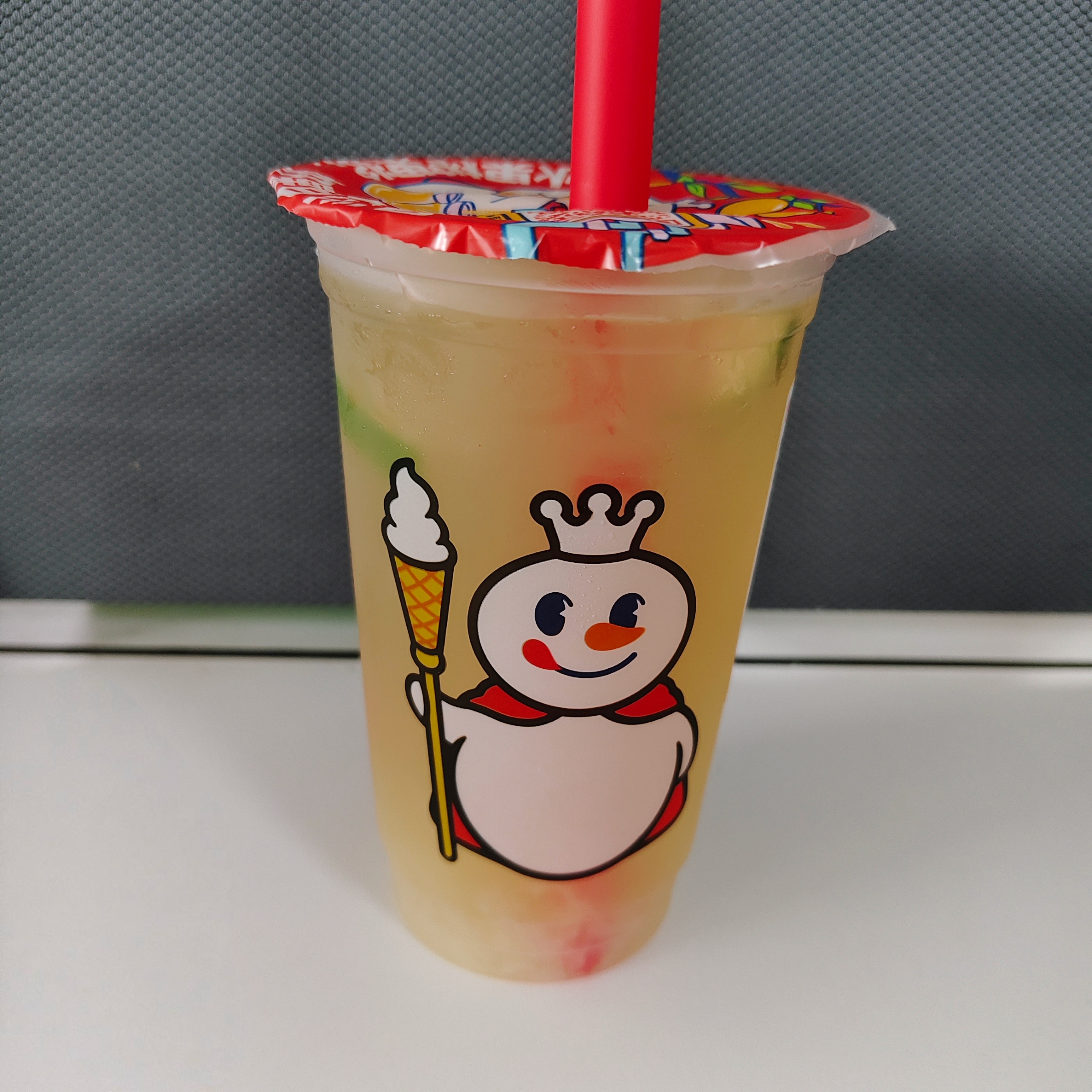 又点了蜜雪冰城的柚子香柠茶太清爽了😋 