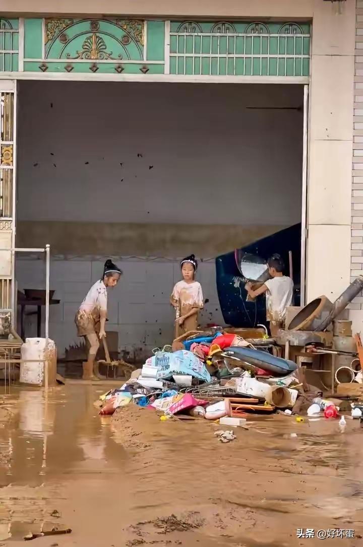 刷了无数洪涝受灾的视频，形形色色揪心画面看过不少，唯独其中一幕，直接戳破我所有情