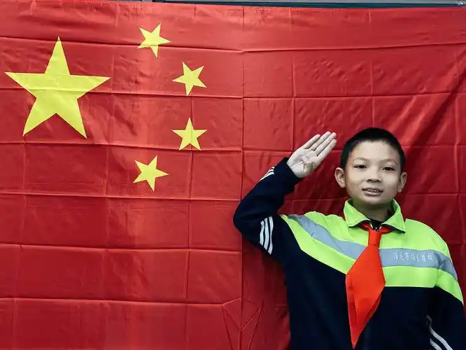 从新疆远赴东北的8岁男孩，公路上偶遇国旗，下意识敬队礼的画面，很动人。没有安排，