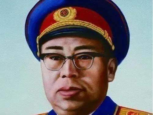 1942年，一名战士正在洗衣服时，罗荣桓偶然路过，看到这名战士拿着衣服擦拭石头，