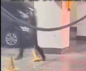 公职人员停车受阻暴力损坏地锁 估计这人直接罢免了吧...... 
