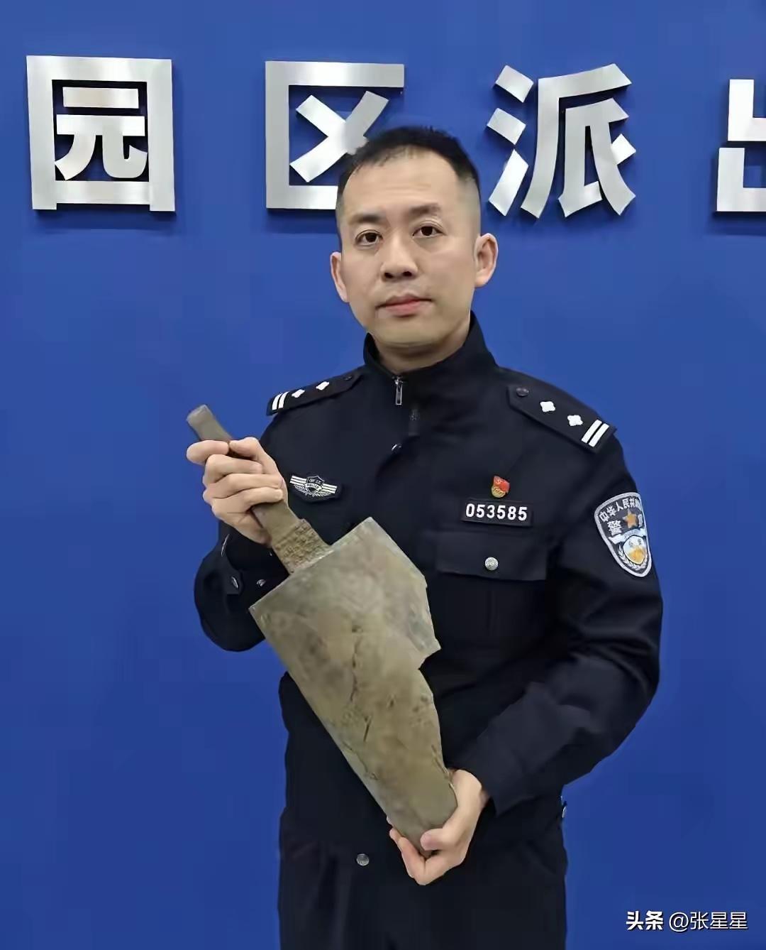 重大发现！收废品老夫妻河边翻出千年国宝级文物
 
重大发现！一对收废品的老夫妻在