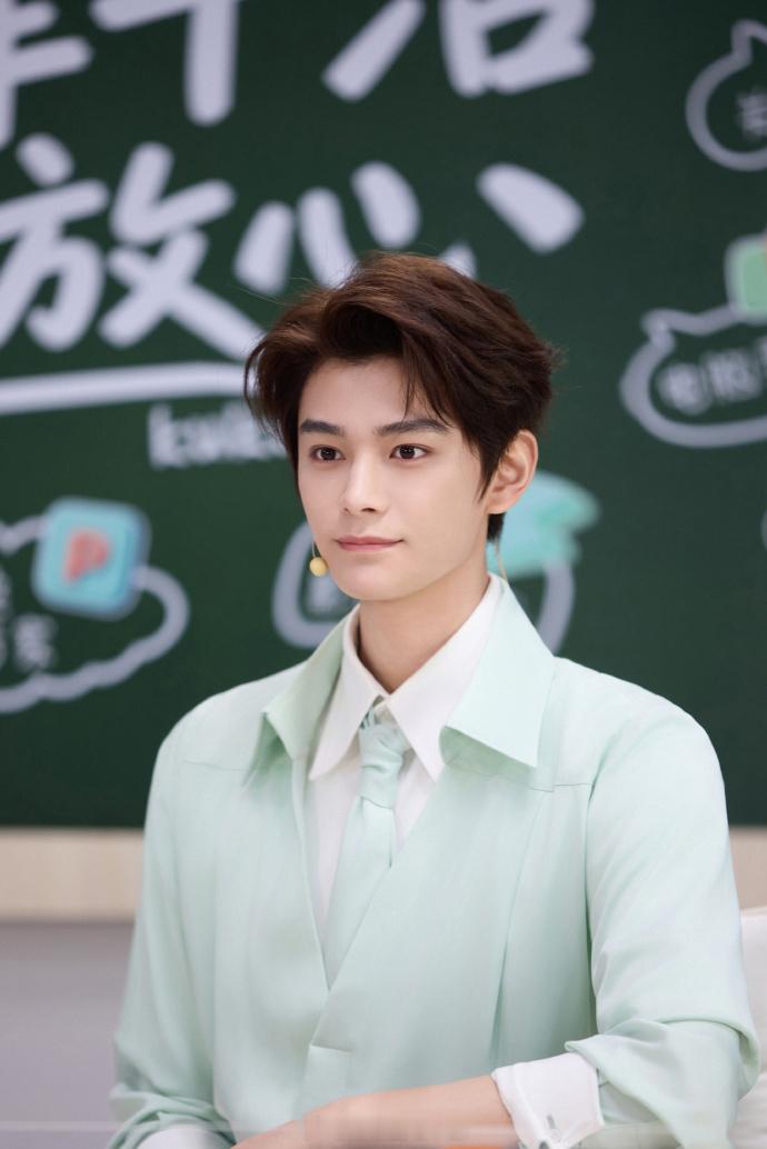 1.井柏然的时尚表现力一直都很强，许多品牌方都认可他的形象与气质，现在大环境不好
