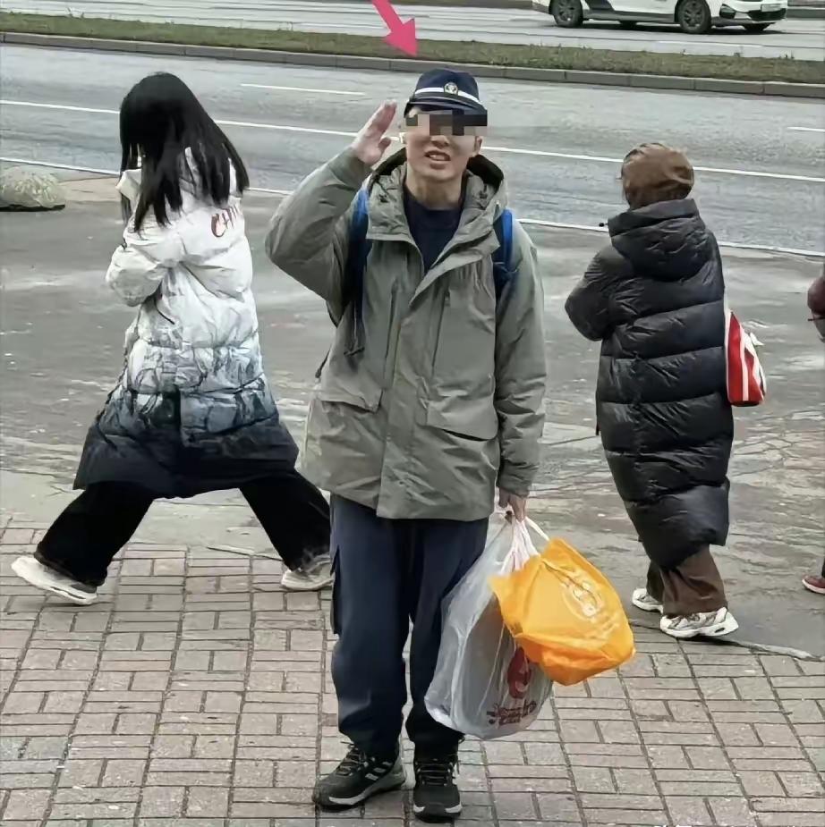 我不好奇他会说日语，
也不关心他回来是什么下场，
我更关心的是，他回家之后，跟父