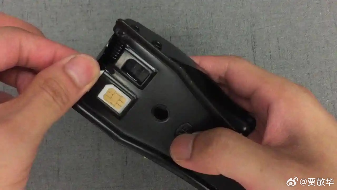 朋友买了个iPhone17，然后用剪卡器把之前的SIM卡剪了一下，结果今天卡损坏