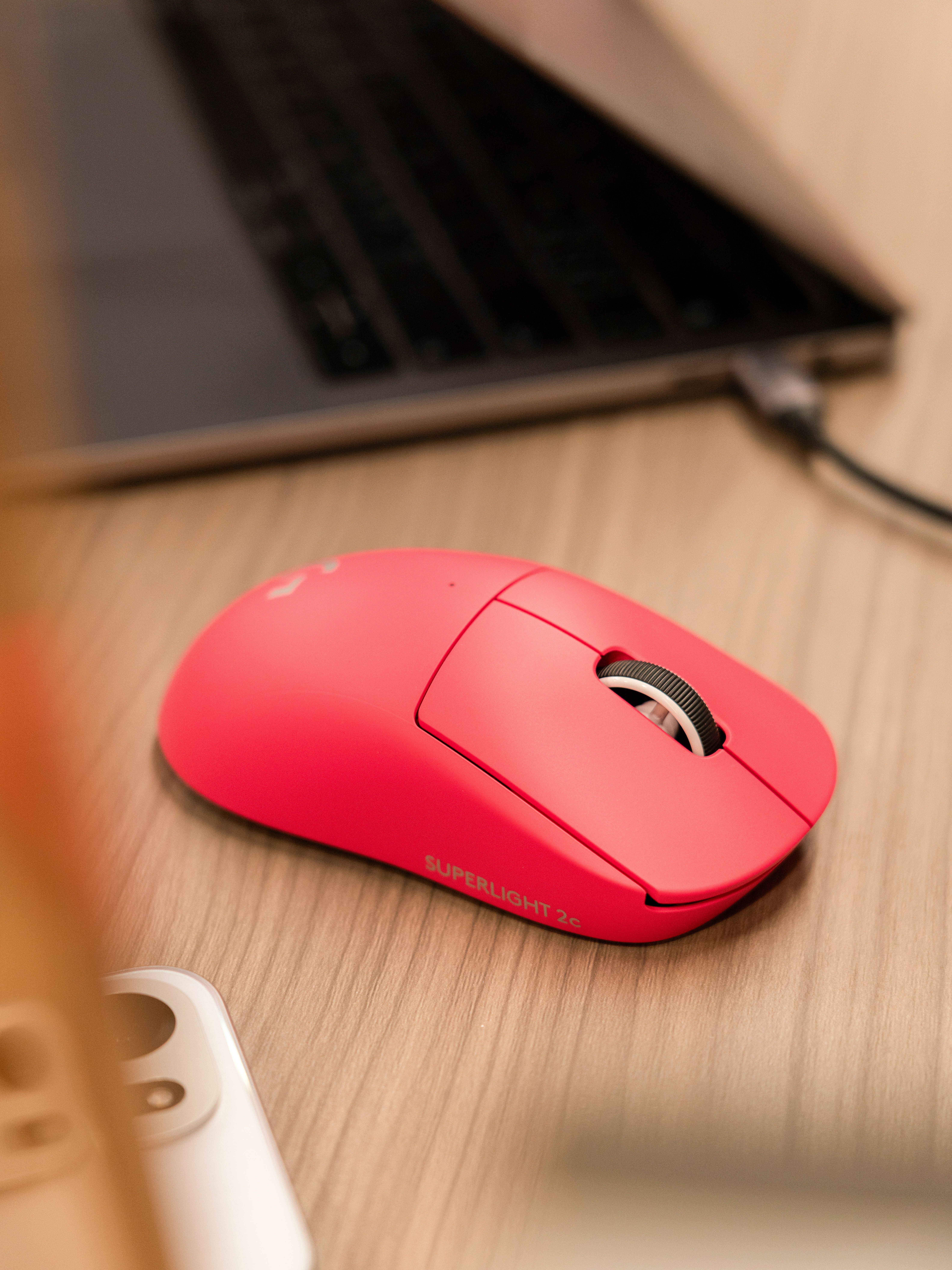 对游戏玩家来说，罗技 GPW 系列是无线电竞鼠的标杆，但以往大尺寸总让小手玩家望