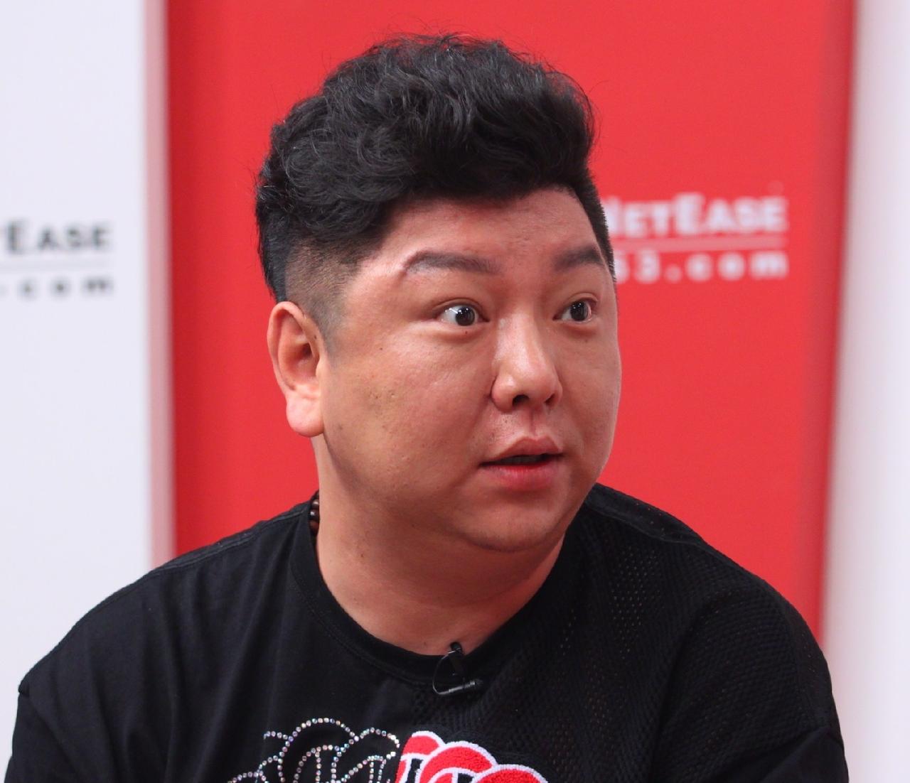 演员刘天佐近期有两件大事：一是凭借热播剧《迷墙》里的配角演技收获好评，二是公开了