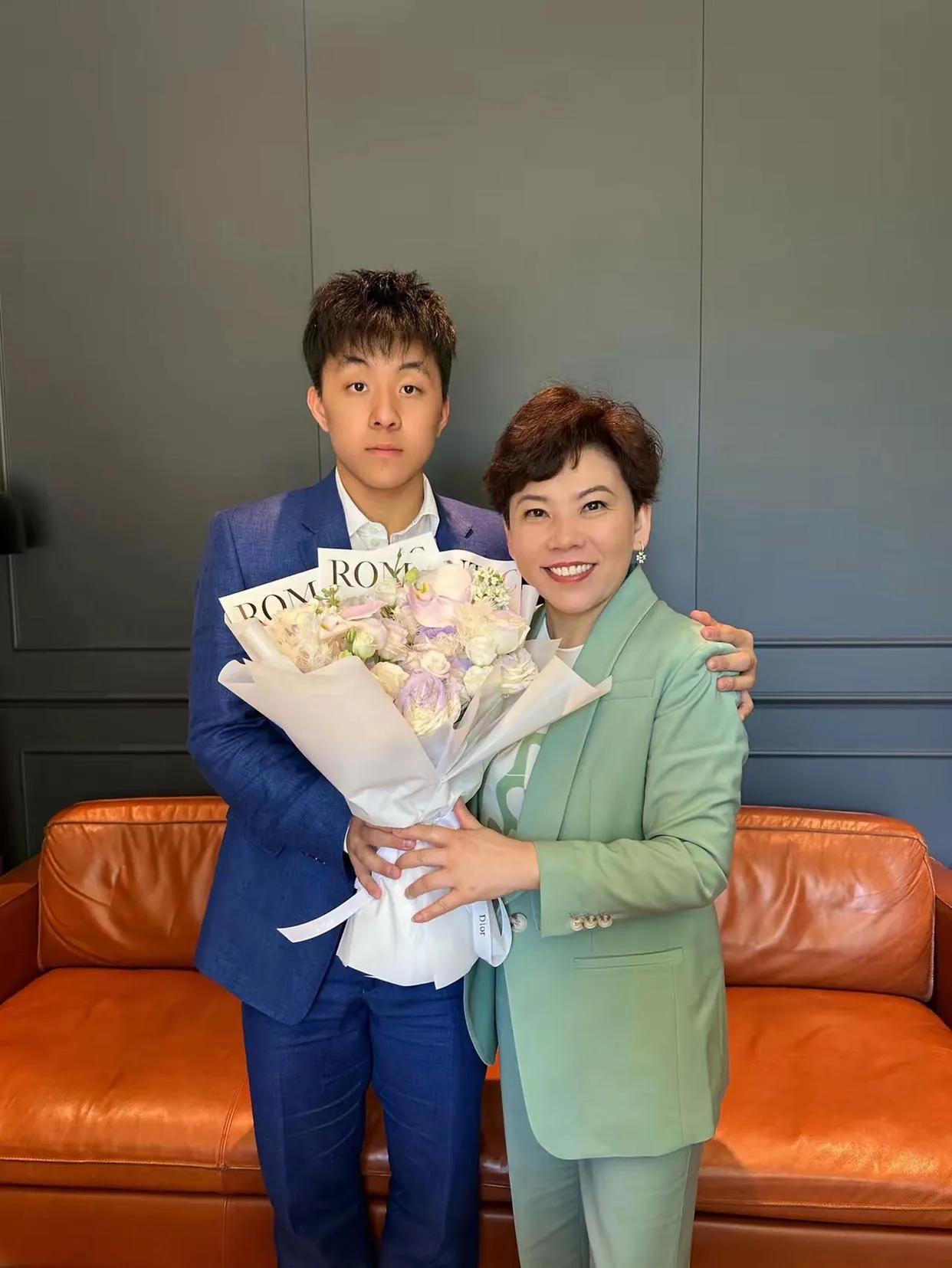 邓亚萍参加儿子的成人礼，孩子还给邓亚萍准备了鲜花，看出来邓亚萍很感动，发文祝贺自