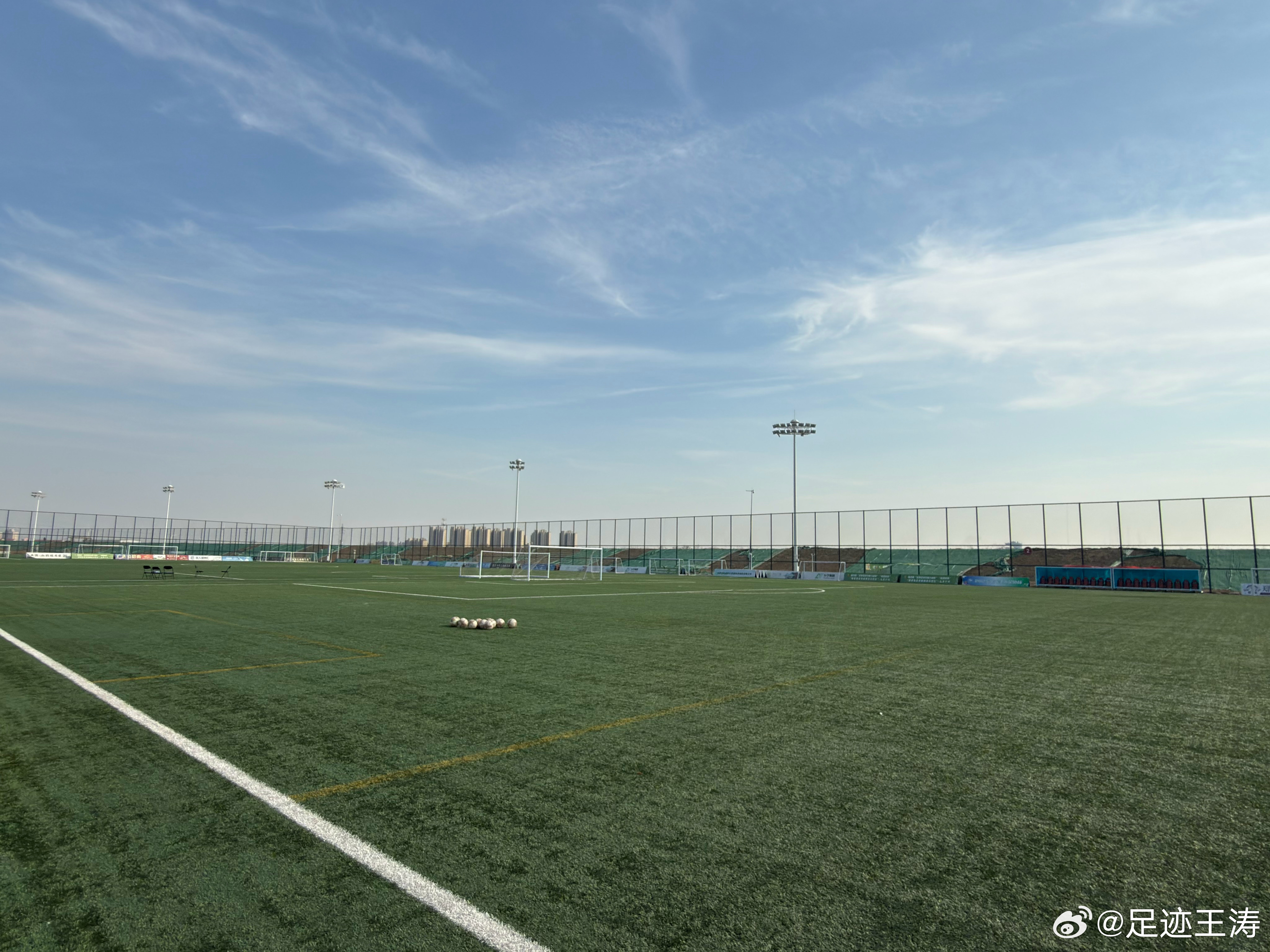 昨天清晨还在天津的宁河拍摄，今天清晨已在青岛干活了，恍惚于每个城市之中… 