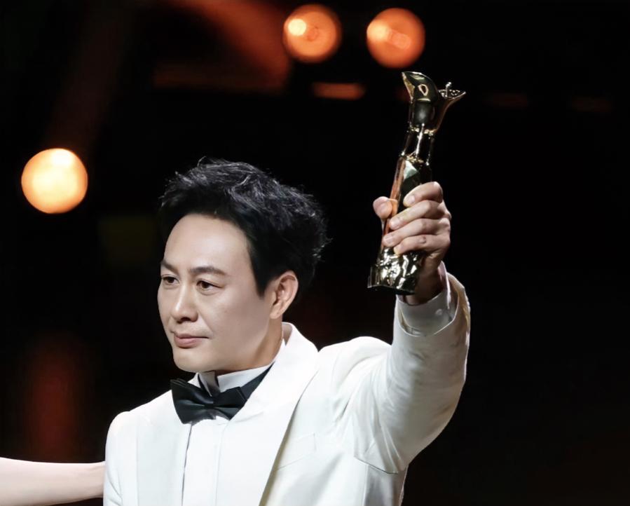 演员张领文见义勇为受表彰后再获金爵奖最佳男演员奖

6月16日韶关召开见义勇为表