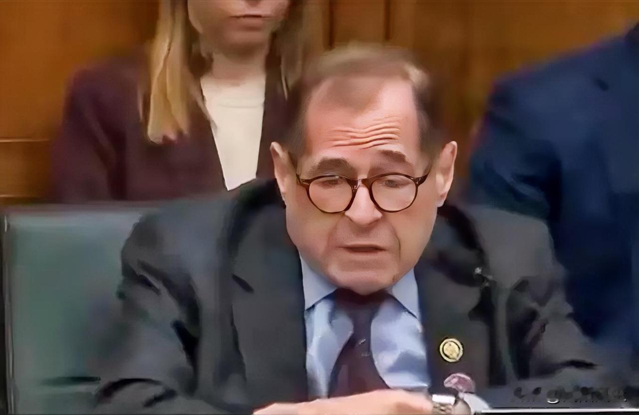 民主党众议员纳德勒表示，“今天这个国家的主要问题是我们在街头上的法西斯主义，蒙面