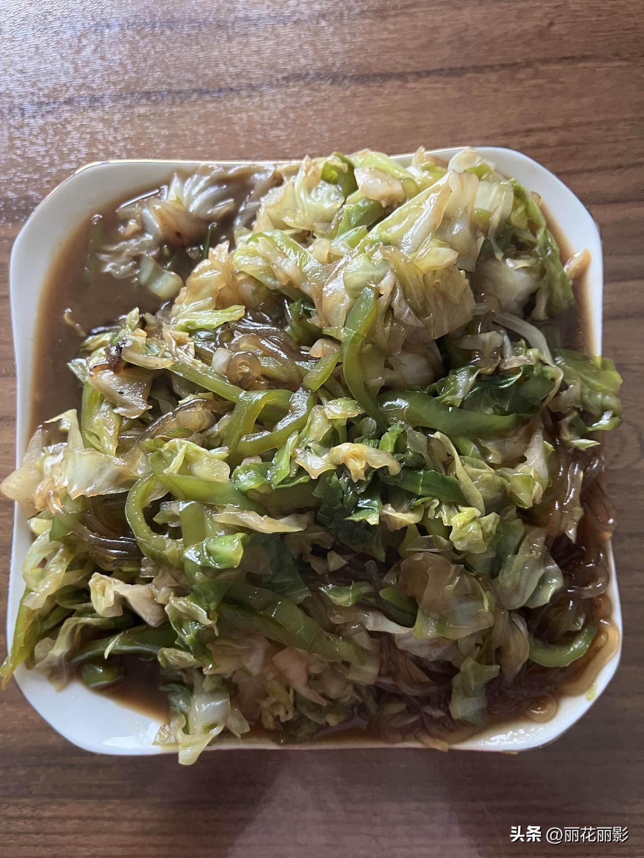 好友们晚上好！新周愉快，晚餐香香！今天的晚餐：
圆白菜辣椒炖粉条
红烧排骨
玉米