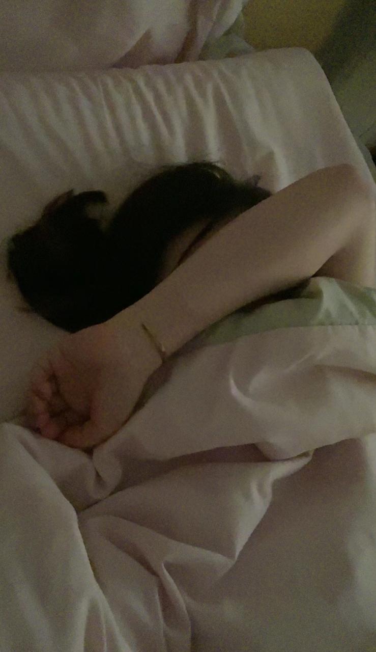 一女子订婚后同居了，几天后突然跑回娘家，回家后整天在床上躺着，不吃不喝不说话，妈
