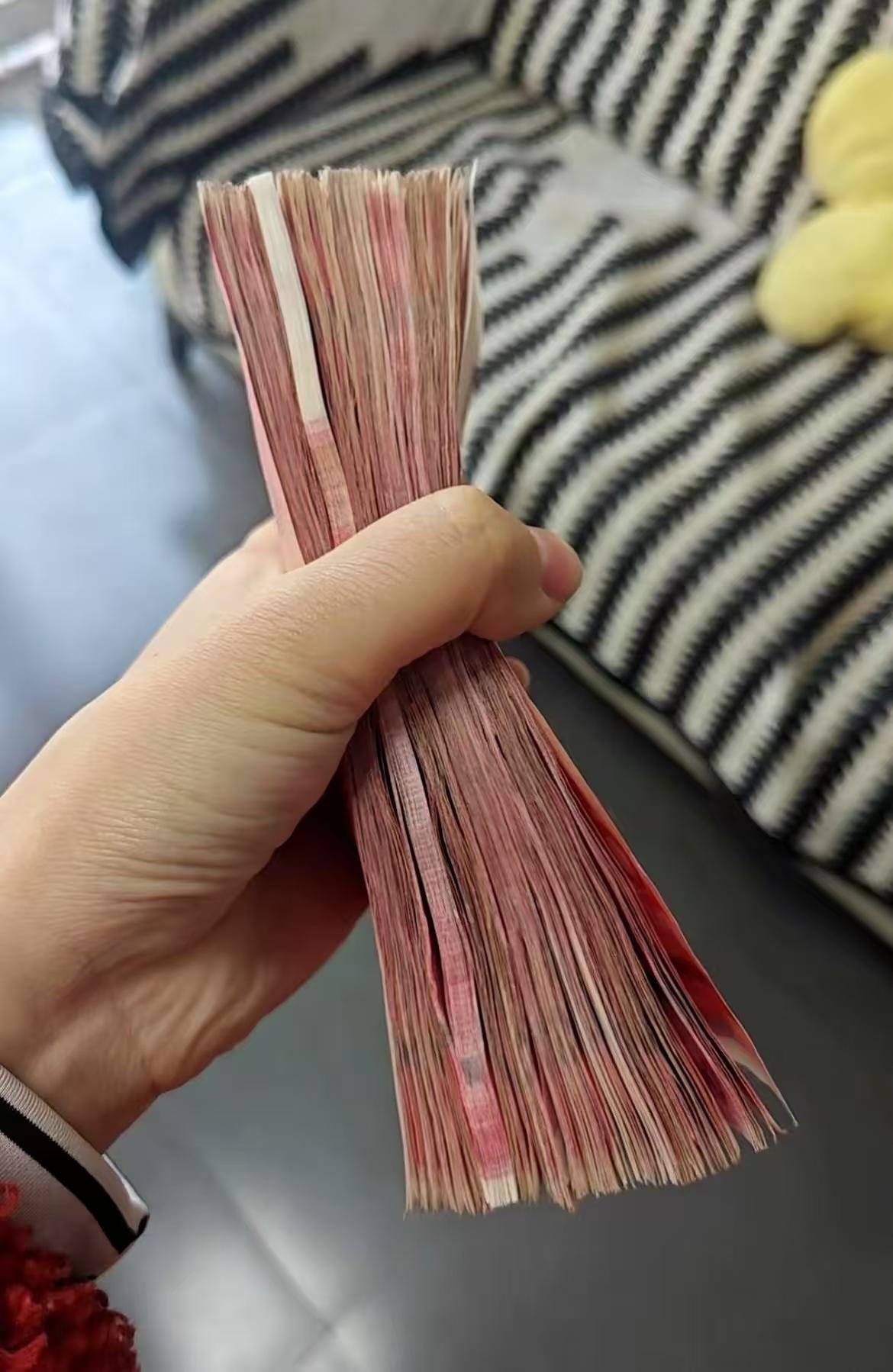 小姑子既然能挣到大钱，不容质疑比你要聪明，她会不知道钱最终流向那里，她为什么没有