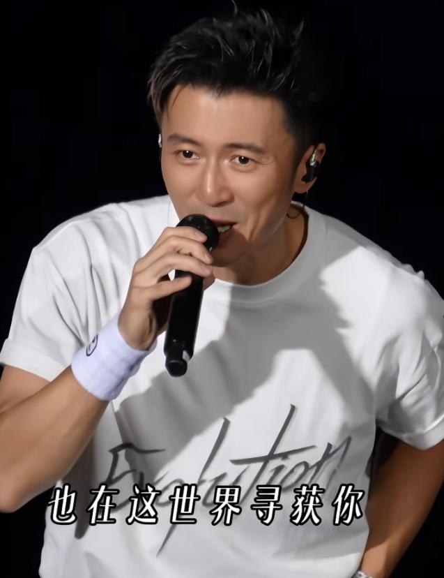 谢霆锋这浪漫玩的，也太戳人了！5月30日鸟巢开唱，王菲素颜现身包厢，网友扒出包厢