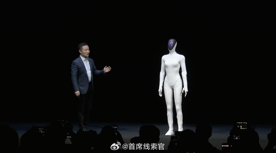 小鹏新一代 IRON 来了。上台的是一个女性形象，但其实还有一个男性形象。何小鹏