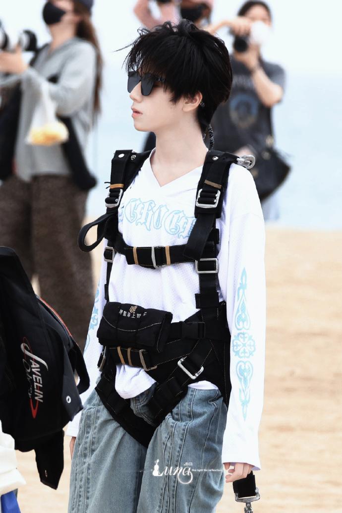 王橹杰跳伞王橹杰 260420