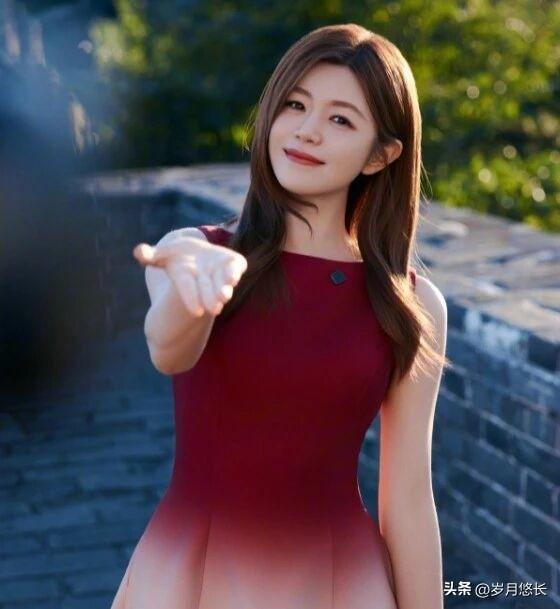 陈妍希那条长城短片，
只有十秒钟却直接出圈了，
红裙、青砖、一句“祝祖国山河锦绣