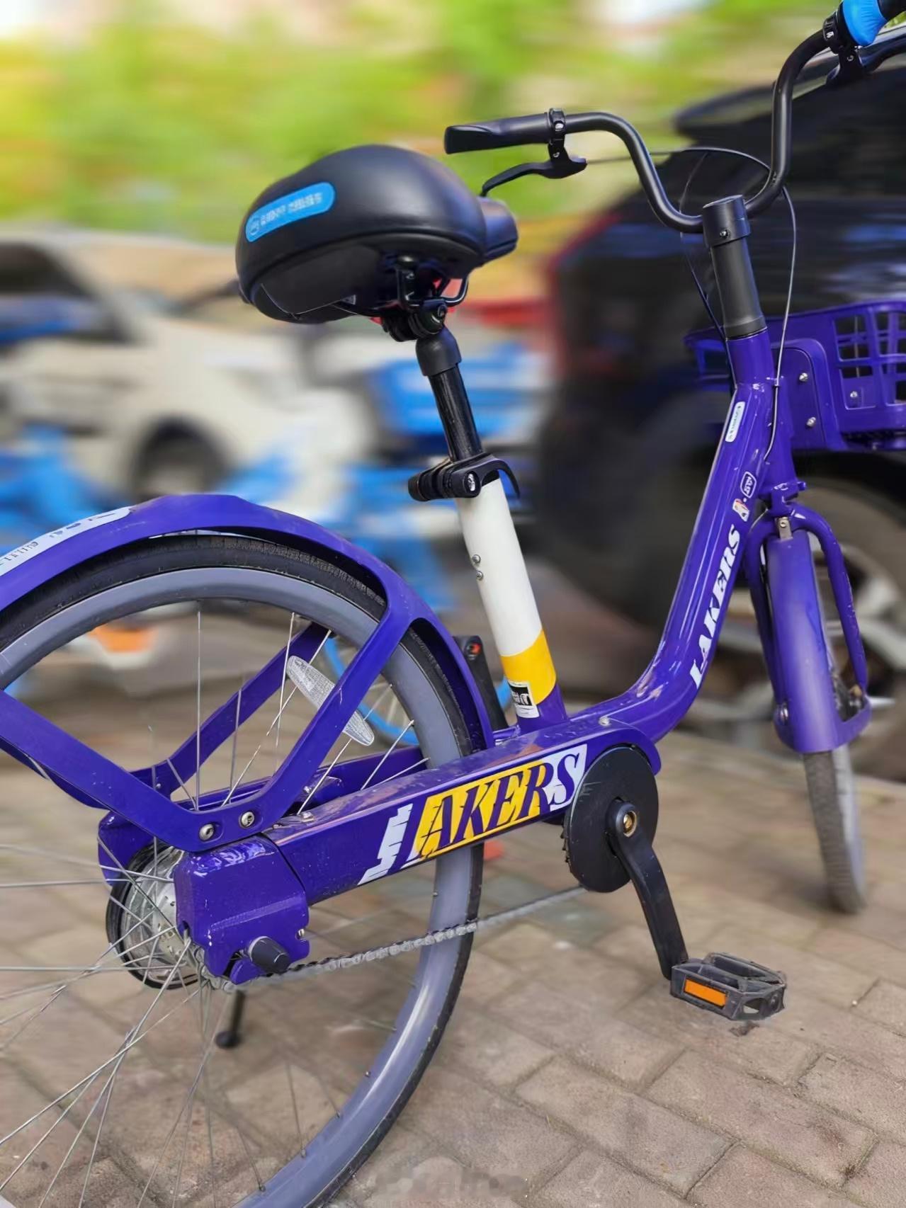 偶遇两辆联名的共享单车，湖人是紫色，勇士是深蓝色[柯基]你们那也有联名的单车吗？
