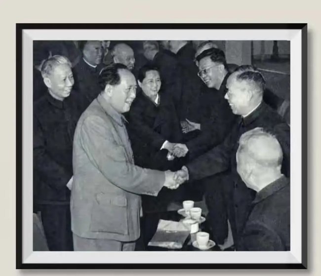 毛主席和朱总司令、宋庆龄先生和人大代表在一起。 