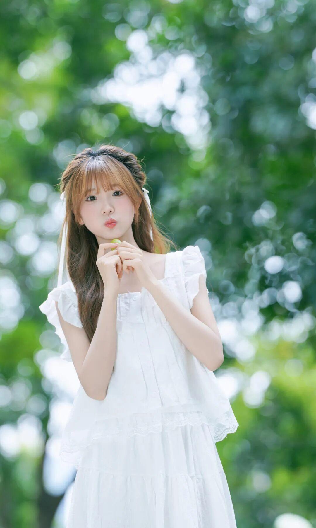 清新森系写真全解析
穿搭造型
一身纯白色方领蕾丝蛋糕裙，软乎乎的面料自带温柔氛围