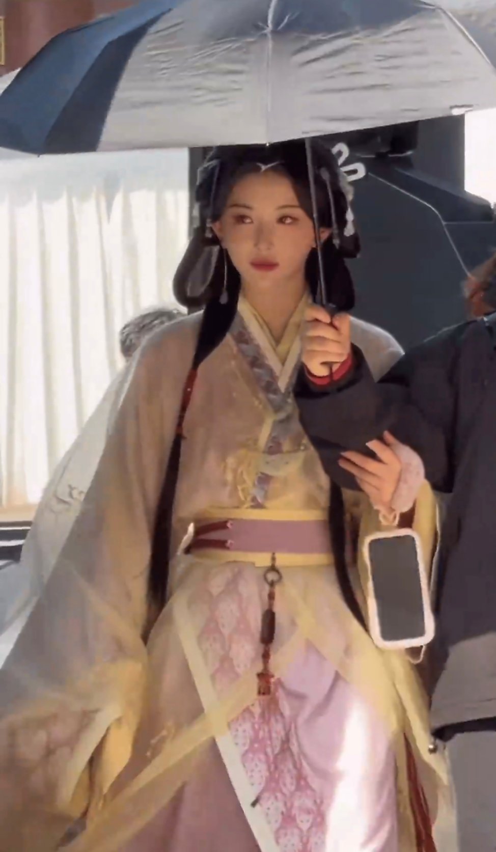 孔雪儿别笑了有人来治你了孔雪儿将门独后最新路透孔雪儿饰演的沈玥也太灵动了！一双杏