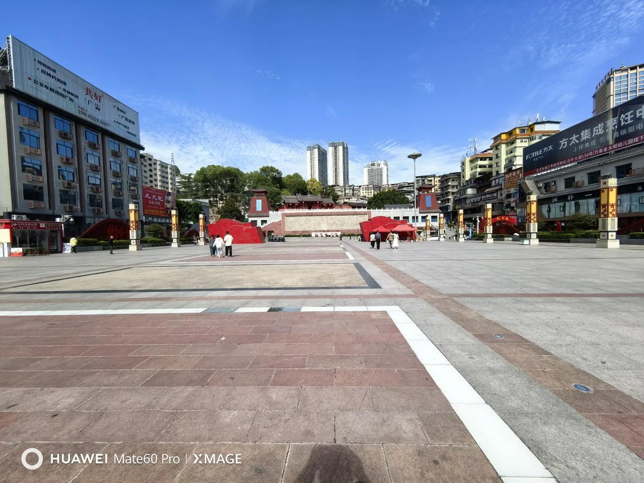 回到了四川小县城，县城还是这个县城，与几百年前县城同样名字没改过，但已经是面貌大