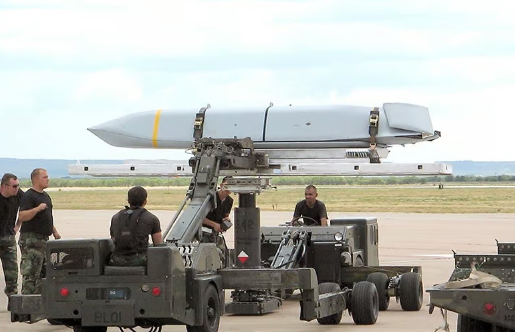 美军遭遇黑色星期五据彭博报道，美国在针对伊朗的军事行动中，将投入几乎全部的隐身 