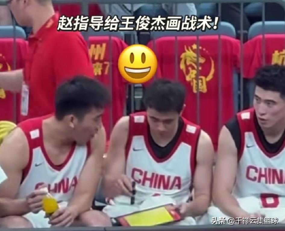 昨天男篮比赛的一个镜头火了🔥赵继伟给王俊杰画战术。这是一个好的信号，说明球员非