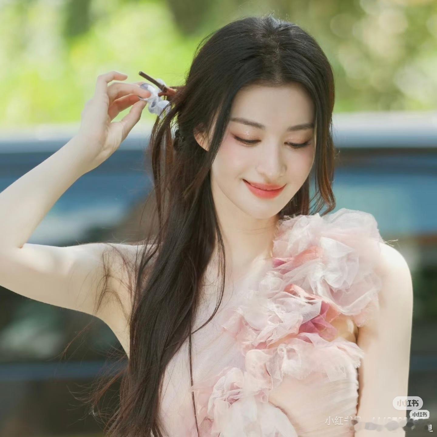 王楚然挺漂亮的，但是和刘亦菲一点不像啊。戊寅 乙丑 癸酉，喜火🔥的女生，事业很