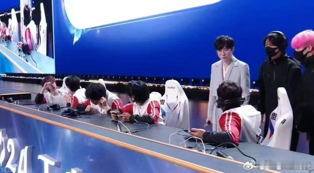 #时代少年团组队教练Gemini# 五冠教练Gemini加盟，势不可挡，一起为梦