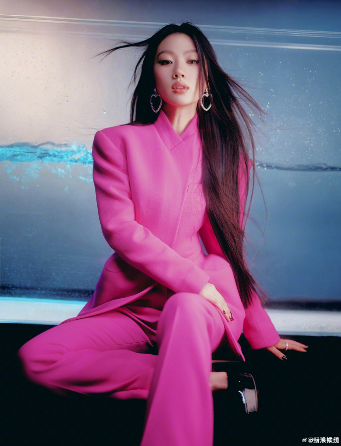 【单依纯称有人听自己唱的李白会哭】单依纯 舞娘2025年12月26日，歌手单依纯