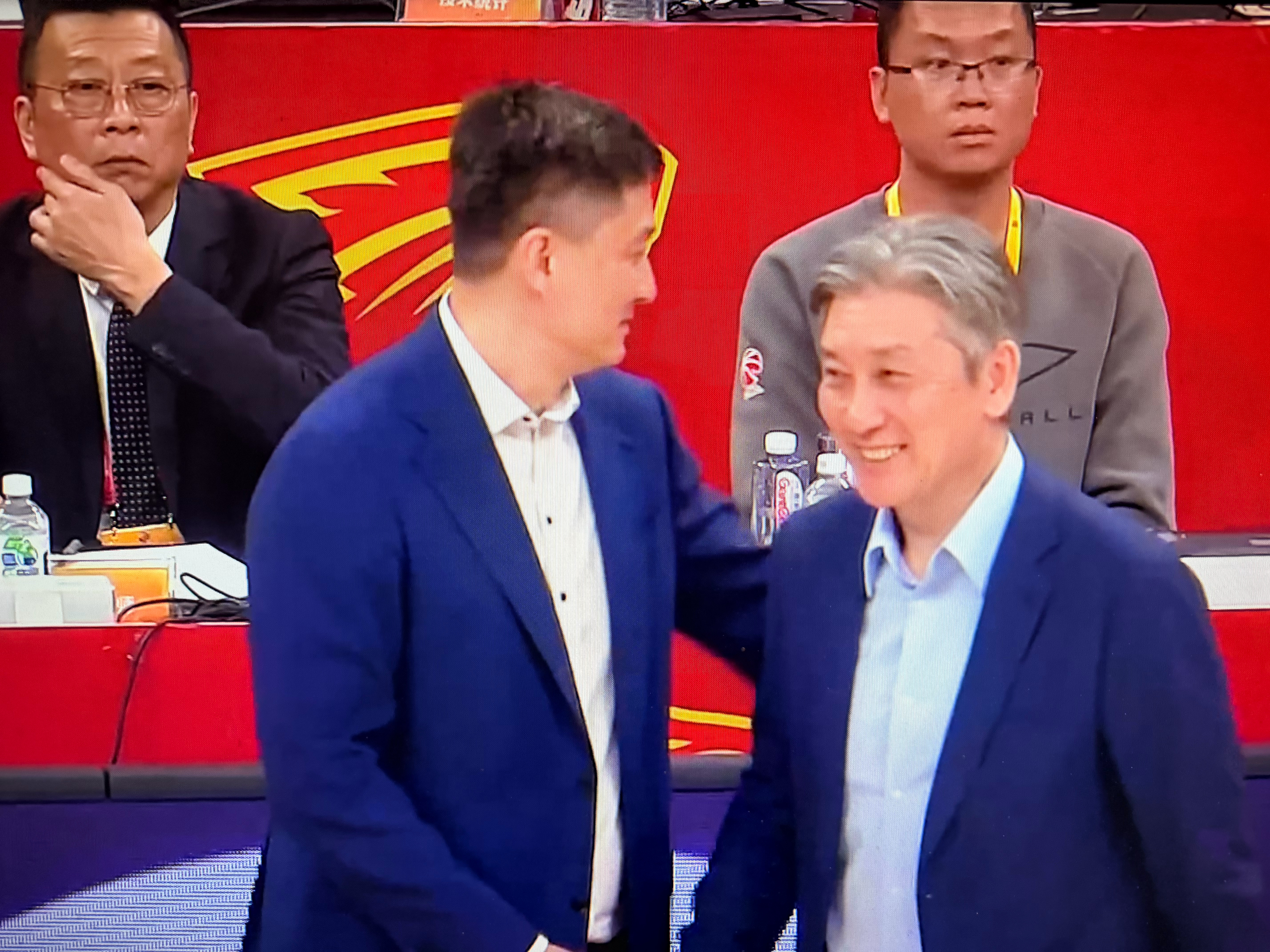 广东男篮险胜深圳男篮，结束三连败，胡明轩+徐杰后场双星总计投篮8次，打进4球，分