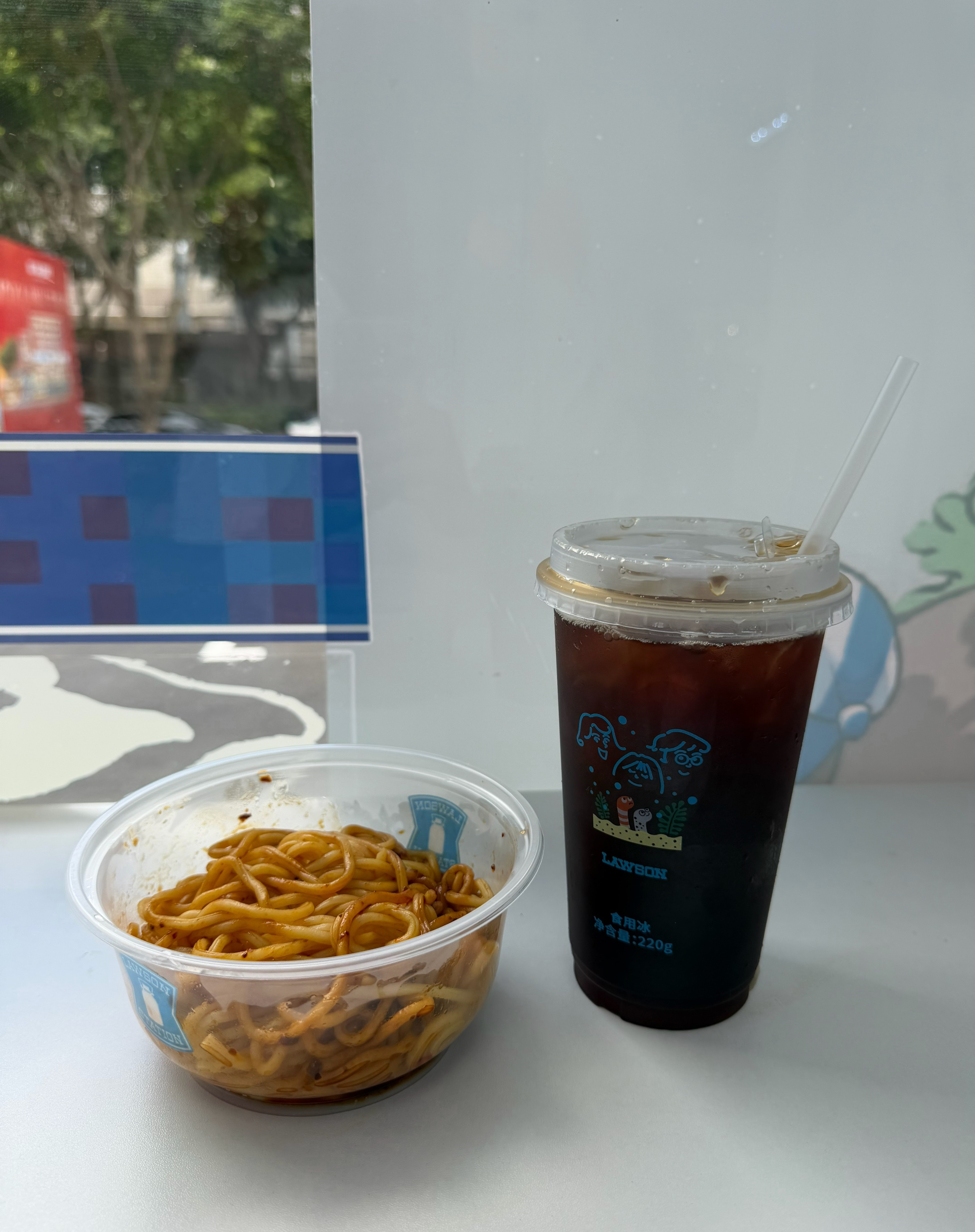 拆筷子的时候突然愣了一下，记不清是第几次在这个时间坐在这个位置吃同样的牛肉酱拌车
