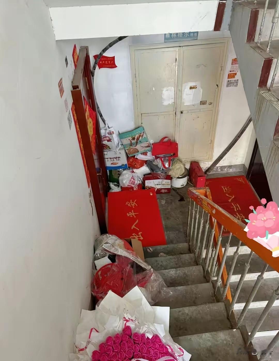 老破小消防楼梯被邻居堆满破烂，走路只能侧身挤，老人小孩天天摔，讲理还被骂！
 