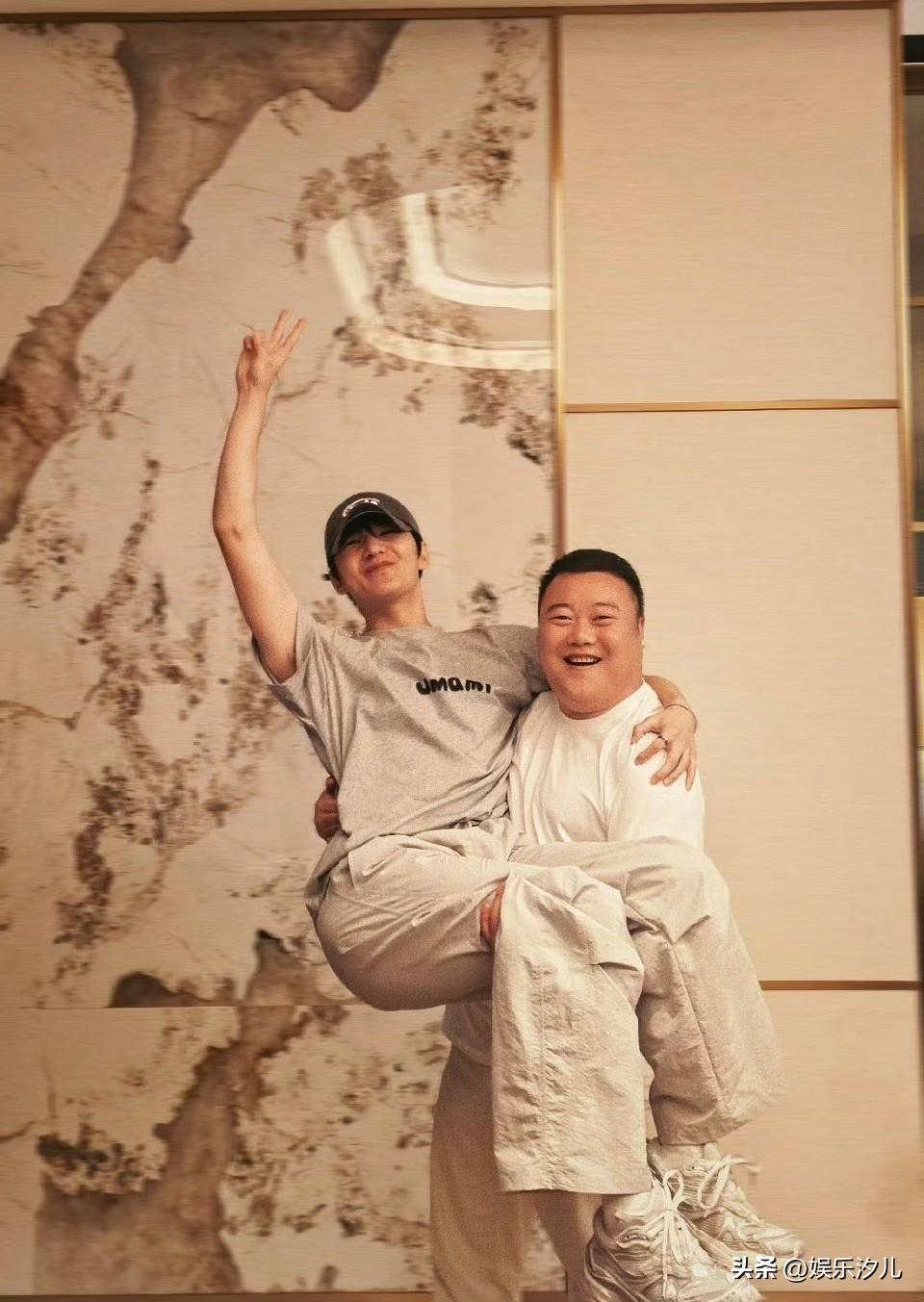 杨洋被公主抱


杨洋被武术导演轻松“公主抱”冲上热搜！为演展昭暴瘦20斤，戏里