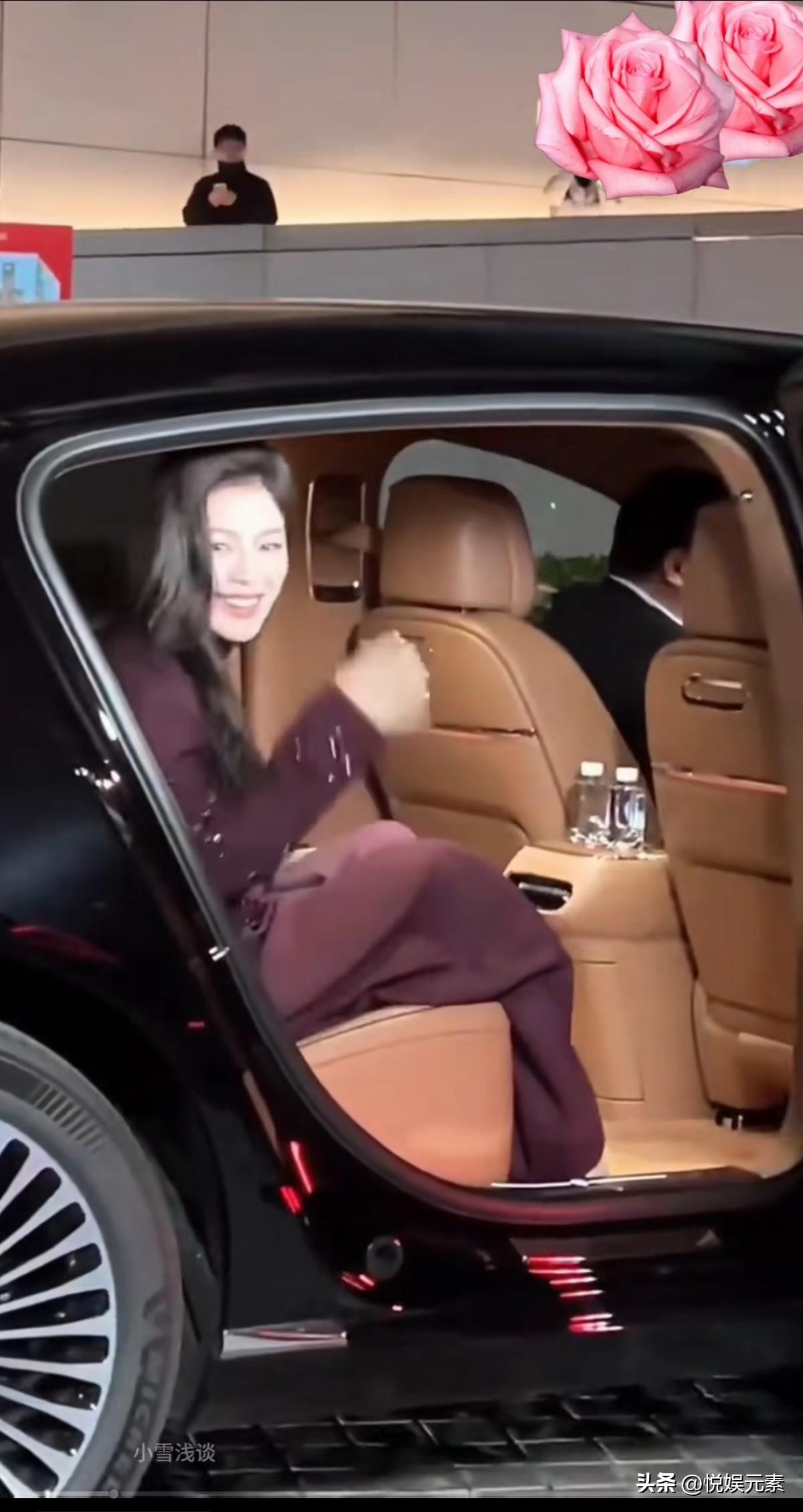 有功底的女子，
一步一个动作都是英气十足，
又美又飒这么多年，
能有当年港星气质